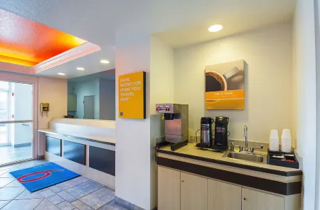 Motel 6 San Antonio, TX - Sea World North Отели в г. Хелотс