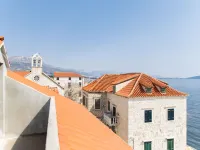 Seafront Villa with Furnished Sun Terrace, Close to the Beach - Villas