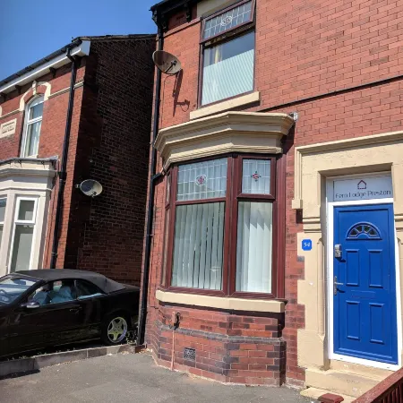 4 Bedroom House at Fern Lodge Preston Serviced Accommodation - Free WiFi & Parking