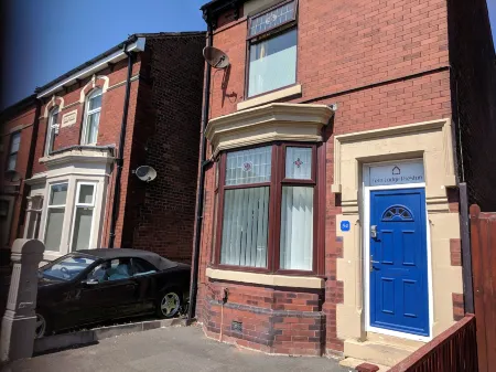 4 Bedroom House at Fern Lodge Preston Serviced Accommodation - Free WiFi & Parking Отели в г. Престон