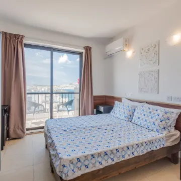 Seashells Penthouse Hot Tub Seaview by Getaways Malta