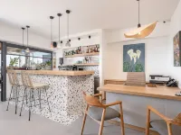 Calla Luxury Seafront Suites - بار