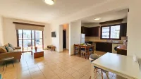Sunlit Cozy Apartment Hôtels à : Perivolia