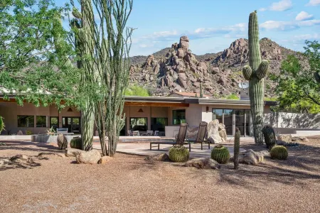 Vintage Classic Private Carefree Home