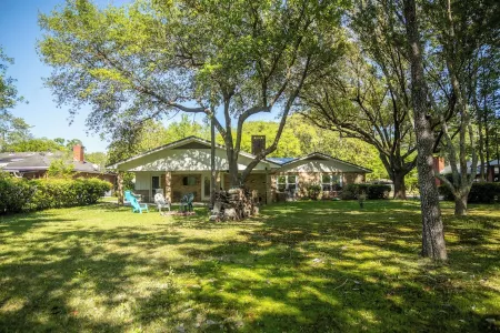 Shorebound - close to beach, casinos & downtown Ocean Springs!!