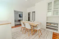 Spacious 3BDR near Harvard/5-Min Walk to Train - Davis Sq / Free Parking! Hotels in Somerville