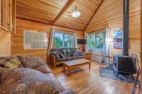 Glacier National Park-cozy, rustic home w/ hot tub, just 6 minutes to the park
