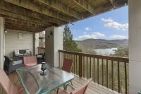 Walk in, no steps, 2BR, 2 bath condo W/beautiful view of Table Rock Lake & SDC