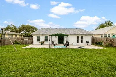 Coastal Getaway and Relaxing Escape - Charming Cottage Retreat Các khách sạn gần Rockport Beach Park