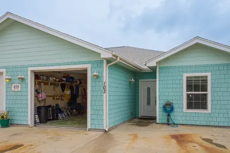 Shared Pool, Near Beach, Pet Friendly Отели рядом с достопримечательностью «Fly It Port ' A»
