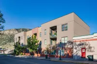 Central Location with Arcade Game and BBQ Grill - Elegant Retreat