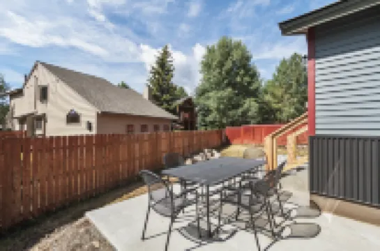 Stylish Mountain Retreat with Hot Tub - Inviting and Comfortable