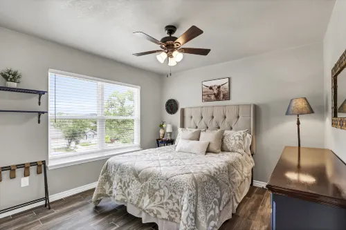 Charming Lake Cottage with Scenic Views - Stylish Hill Country Retreat