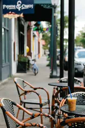 Stylish Patio and Modern Amenities - Charming Retreat Отели рядом с достопримечательностью «Университет Юг Алабама»