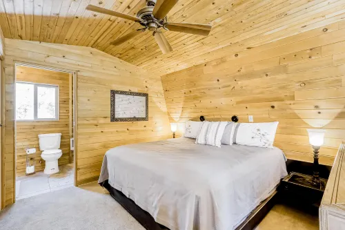 Delightful cabin with lofted layout, hot tub, modern kitchen, WiFi & shared pool Hôtels à : Comte de Deschutes