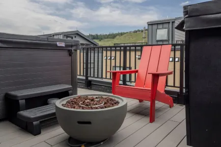 Private Rooftop Deck with Hot Tub and Cold Plunge - Spectacular Retreat