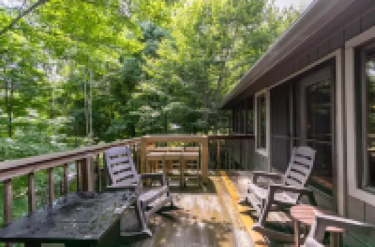 Mountain Views and Cozy Fire Pit - Charming Retreat