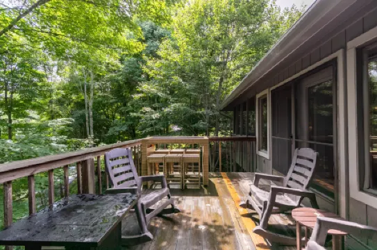 Mountain Views and Cozy Fire Pit - Charming Retreat