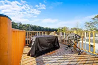 Spacious Retreat with Nostalgic Touches - Charming Coastal Oasis