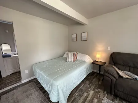 Cozy Studio with Full Kitchen and Modern Amenities - Charming Retreat