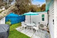 Dog-friendly cottage with fenced yard, W/D - walk to the beach & fishing spots