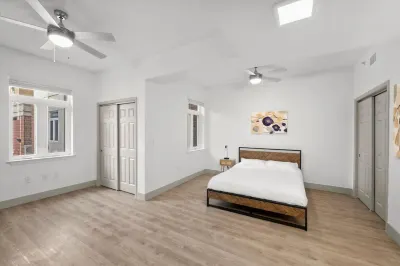 Brick Loft - Uptown Charlotte Hotels near Pier 1