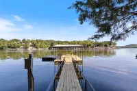 Firepit, Kayaks, Paddle Board and Lake Views - Charming Lake Retreat