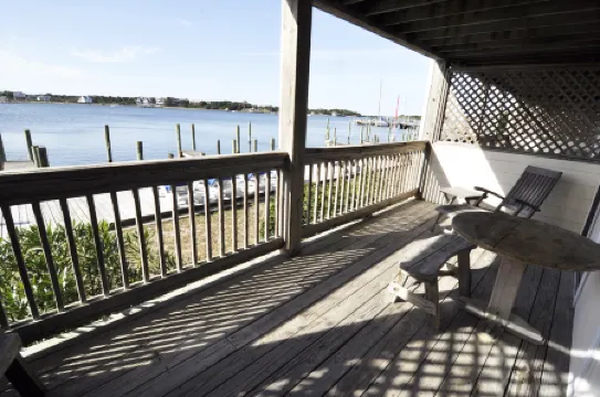 Scenic Harbor Views and Private Deck - Luxurious Waterfront Retreat