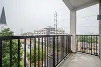 Cozy Living Space with Balcony and Modern Amenities - Charming Urban Oasis Hotels in Druid Hills