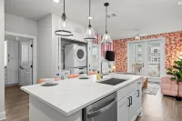 Honky Tonk Fun, 2BR, & 8 Min to Broadway Buzz!