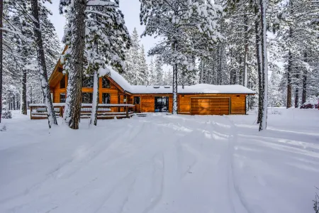 Charming Chalet with Private Hot Tub and Game Room - Cozy Retreat