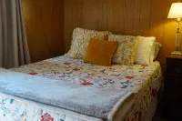 Charming Cabin with Scenic Surroundings - Cozy Mountain Retreat