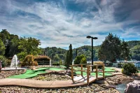 Modern Log Cabin with Resort Amenities - Charming Mountain Retreat