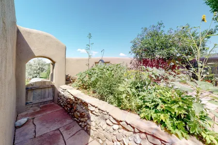 Luxe Casita - Fireplace, Full Kitchen & Steam Shower - Walk to Eateries, Dogs OK Отели рядом с достопримечательностью «San Francisco de Asis Church»