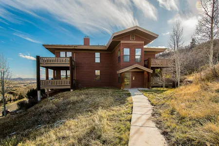 Stunning Views and Cozy Gas Fireplace - Elegant Mountain Retreat