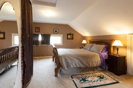 Scenic Mountain and River Views with Cozy Decor - Charming Cottage Retreat