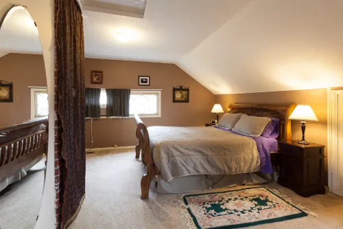 Scenic Mountain and River Views with Cozy Decor - Charming Cottage Retreat