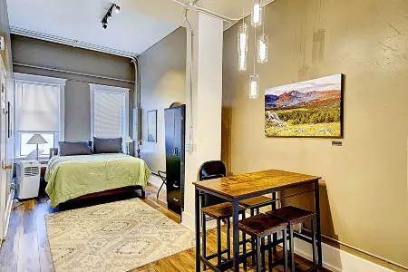 Cozy Downtown Studio with Easy Access and Unique Services - Charming Retreat Отели в г. Шеридан