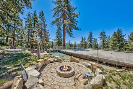 Spacious Studio with Reserved Parking - Charming Tahoe Retreat