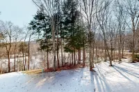 Charming mountainside condo with fireplace, skiing, balcony, & washer/dryer Hotels in Warren