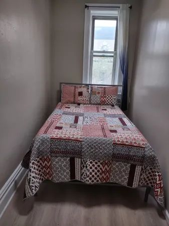 2 BEDROOM 3RD FLOOR RENOVATED W/KITCHEN - 3 MINUTES TO SUBWAY Отели рядом с достопримечательностью «I-Ам-Парк»