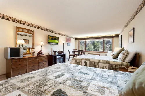 Heated Pool and Spectacular Mountain Views - Inviting Lodge Retreat