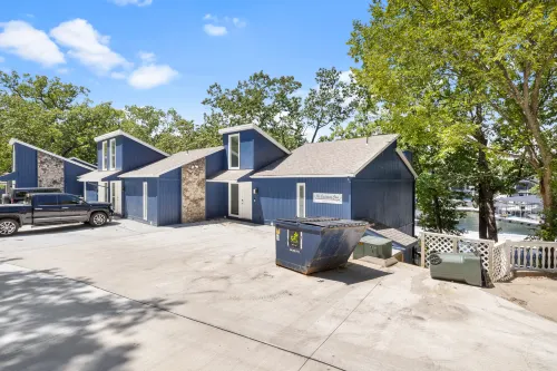 Wave-Free Swimming and Fun Dock Amenities - Tranquil Cove Oasis Hotel a Lake Ozark