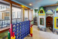 Ski-In/Out Condo with Shared Pool, Hot Tub & Sauna - Walk to Village Hotels in Summit County
