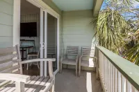 Oceanfront, Modern condo! Can't beat the combo of Location & Luxury! POOL & PIER 棕櫚島住宿飯店