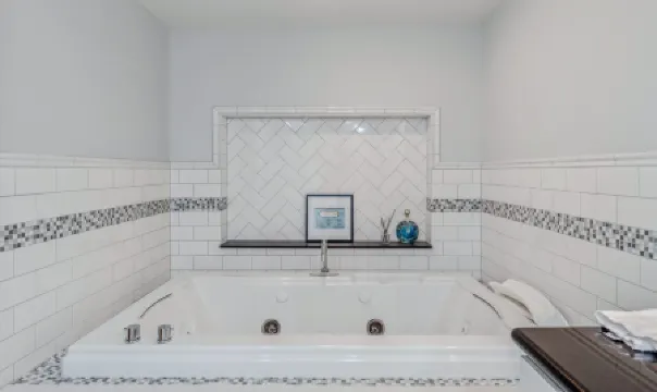 Stunning Log Home with Stone Fireplace - Cozy Vermont Retreat