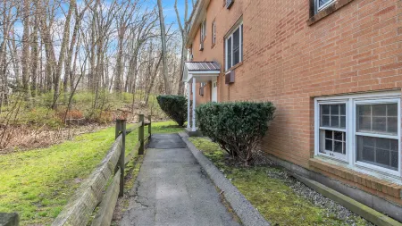 Cozy Retreat - Fully Equipped Kitchen, Plush Amenities