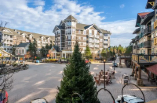 Private Balcony and Hot Tub Relaxation - Stunning Modern Retreat