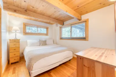 Lake Access and Scenic Deck with BBQ Grill - Exquisite Mountain Haven
