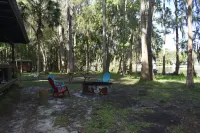 彩虹牧場小木屋 Dunnellon Public Library附近的飯店